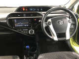 スタイリッシュなデザインのインパネ。各操作スイッチは使いやすい位置に配置されてます。