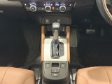 CVT車のセレクトレバーです。低速から高速まで、変速ショックのないスムーズな走りを実現するとともに、エンジン効率のよい領域を維持することで燃費にも貢献します。