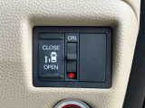 押すだけで、運転席から降りずにスライドドアを電動で開閉できます。