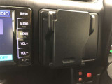 マルチホルダーです。スマートフォンやメモ帳などを置いておくのに便利です。プッシュすると小物入れが出現します。