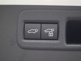 ハンズフリーパワーバックドア(挟み込み防止機能・停止位置メモリー機能付)が装備されています。スマートキーを携帯していれば、リヤバンパーの下に足を出し入れするだけでバックドアが自動開閉します。
