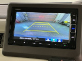 リバースギアに入れるだけで後方の表示へ切り替わります。夜間や雨の日の駐車も楽になりますよ。