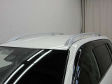 ルーフレール付き。車内に積みきれない荷物を車外に積載することができて便利です。キャンプやスノボで重宝しますね♪見た目もスタイリッシュでかっこいいですよ!