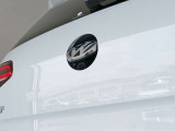 バックカメラ始動時にはVWのエンブレムが動いてカメラがボディの中心位置で映し出します。