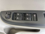 パワーウィンドウスイッチで運転席から全席の窓の開閉ができます♪