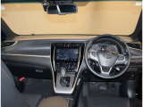 デザインもよく、居心地のよい運転席ですね。分かりやすいスイッチ類ですから操作もしやすく運転をサポートします。ぜひご来店いただき、実際にお座りいただいてステアリングを握ってみてください!