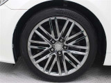 純正18インチアルミホイール(スパッタリング塗装)を装着しています。タイヤサイズ225/45R18