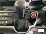 シンプルでとても使いやすいインパネシフトに、パーキングブレーキはフットブレーキです。