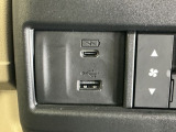 USB入力端子ついてます。USBメモリを接続して音楽ファイル、画像ファイル、動画ファイルなどをナビ画面で楽しめます ※一部のディスプレイオーディオ、CDチューナーの場合は音楽ファイルのみとなります