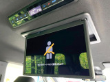 【フリップダウンモニター】大画面モニターで後席でもエンタメをお楽しみいただけます。小さなお子様にも大人気の装備です♪