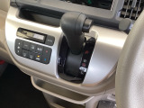 シンプルでとても使いやすいフロアシフトに、パーキングブレーキはフットタイプです。
