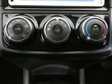 調整が容易なマニュアルエアコンです。夏は快適に、冬も車内の曇りを取ってくれるので安全です♪
