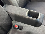 【アームレスト】運転中の身体の負担を軽減してくれるアームレストを装備♪