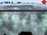 前方の車両や歩行者を検知し、衝突の恐れがあれば音や表示によって警告します。衝突の可能性が高まると、自動で強いブレーキをかけ、衝突の回避・衝突時の被害軽減を図ります。