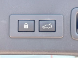 【パワーバックドア】スマートキーや運転席のボタンを押すだけでリアゲートが自動で開閉します!荷物を持っている時や、高い位置にあるバックドアを閉める際に便利な機能です♪