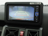 後退時に車両の後ろ側をモニター画面に表示します。車庫入れなどでバックする際に後方確認ができて便利です。車庫入れが苦手な人もこれで安心。