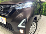 【LEDヘッドライト】悪天候や夜間走行時も良好な視界を確保し安心して運転できる高輝度LEDヘッドライトを装備!点灯速度が早く、消費電力も抑えられています。