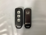 スマートキー付きですからドアロックの開閉およびエンジンスタートが楽々です。電動スライドドアの開け閉めもボタンで操作できます。スペアキーも同じものを用意しております。