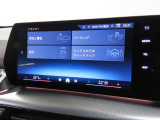 BMWカーブド・ディスプレイは、必要な情報をひと目で把握できるだけでなく、BMW iDriveの主要なインターフェイスとしてさまざまな機能の直観的な操作を可能にしています。