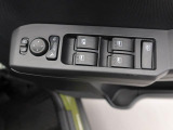 パワーウィンドウのスイッチです。 運転席に居ながら助手席の窓を開け閉めできるので便利ですよ。 ロック機能も付いてるので子供がイタズラして窓を開けるという事もできなくできますよ。