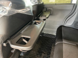 【シートバックテーブル】席背面には格納式のテーブルを装備。ちょっとした荷物が掛けられて便利なコンビニフック付です!