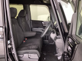 フロントシートはベンチシートです。ベンチシ―トは運転席と助手席の移動もスムーズ。狭い駐車場での乗り降りに便利です。