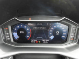 重厚感と安定感があり、同時にダイナミックさも備えるAudiの走り。機能やデザインが革新的なメーター。