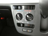 マニュアルエアコン装着です。夏は、快適に、冬でも車内の曇りを取ってくれるので安全です。