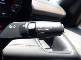 オートライト機能が装備されており暗い場所に入ると車両が検知しライトのON・OFFを自動的に切り替えてくれますので非常に便利な装備です♪