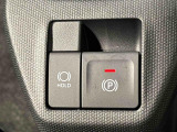 指先だけで簡単に操作が可能な電動パーキングブレーキを採用。「HOLD」スイッチを押すと、渋滞や信号待ちなどでブレーキペダルから足を離しても、ブレーキを保持するので安心です