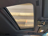 【サンルーフ】開放感たっぷりの希少装備、サンルーフが装着されています!車内に明かりを取り入れたり景色を楽しむ以外にも、車内の空気も簡単に換気できて快適です!