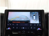 【パノラマモニター】に搭載した4つのカメラにより、車を真上から見ているような映像を表示。運転席から確認しにくい車両周囲の状況を把握できます。