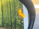 【ブラインドスポットモニタリング】走行中、ドアミラーの死角になりやすい箇所に後続車が接近するとサイドミラー付近に警告を表示、ドライバーに注意喚起をしてくれます。