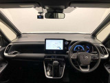 シンプルながら機能性あふれる運転席廻りです。視界性もよく、運転しやすいですよ。