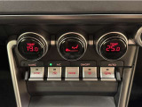 デュアルオートエアコン付きです。運転席・助手席でそれぞれ吹き出す風の温度や風量など自動調整してくれます。