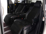 【特別仕様車限定】ハーフレザーシート!本革&ブラック人工皮革とアルカンターラシートがミックスされたハーフレザーシートです。おしゃれな色の組み合わせで高級感のある車内空間が広がっております。