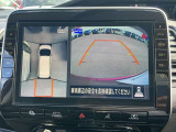 【アラウンドビューモニター】周囲を見渡せる映像で、スムースな駐車をサポートします