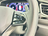マルチファンクションスイッチつきの本革巻きステアリングは、より安全な長時間ドライブをサポートします。