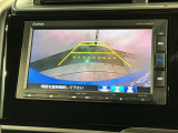 リバースギアに入れるだけで後方の表示へ切り替わります。夜間や雨の日の駐車も楽になりますよ。
