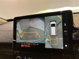 【パノラミックビューモニター】映像で、見づらい車両周辺の確認をアシスト。クルマを真上から見ているような映像を表示。 運転席から確認しにくい車両周囲の状況を把握。