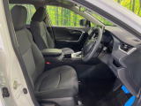 運転席まわりには十分なスペースがあり、大柄な方でもゆったり運転していただける環境です。