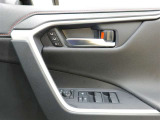 運転席シートポジションメモリーでスイッチを押すだけでシートが設定したポジションに動くので便利です!