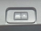 【パワーバックドア】スマートキーや運転席のボタンを押すだけでリアゲートが自動で開閉します!荷物を持っている時や、高い位置にあるバックドアを閉める際に便利な機能です♪