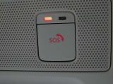 急病時や危険を感じた時、SOSコールスイッチを押すと専門のオペレータに繋がって、警察や消防への連携をサポートしてくれます。また、万が一の事故発生時には、エアバッグ展開と連動して自動通報します。
