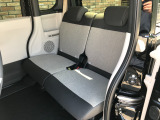 後席も広々!前席との距離や荷室の奥行きを、左右席で別々に調節できるスライドリアシートです。