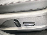 運転席は高級感あるパワーシート!女性の方でもスイッチひとつで簡単に調節できます!