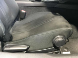 運転席は座面の上下調整ができ適切なドライビングポジションで運転できますよ♪