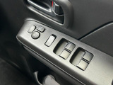 パワーウィンドウのスイッチですよ。 運転席に居ながら窓を開け閉めのコントロールできますよ。