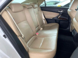 後部座席も気になるようなキズ・汚れやへたり等、大きなダメージはなく、良好な状態です。