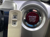 【Hondaスマートキー】カバンやポケットに入れたままでもドアの施錠・解錠が可能なスマートキーを装備。エンジンのオン・オフ時もカギを取り出す必要が無いからとっても便利です♪